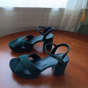 SPECIAL NWOT Rich Green Velvet Holiday Platform Sandals by Kenneth Cole